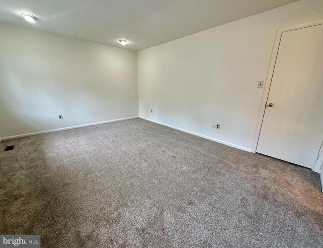 Building Photo - 560 Foxwood Ln