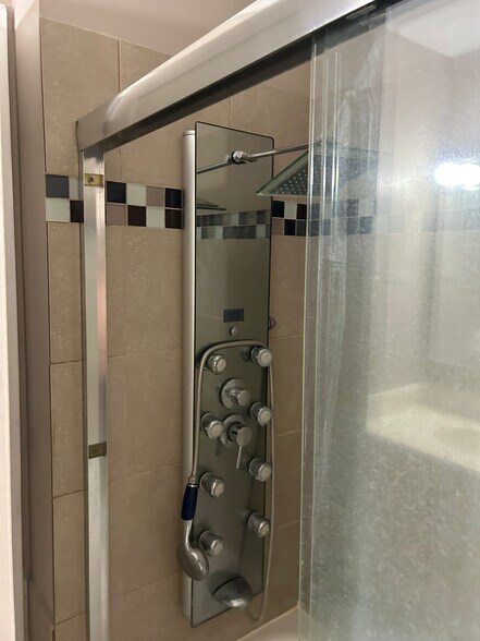 shower - 4110 Rahn Rd