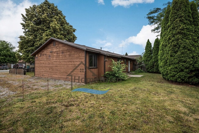 Building Photo - Great 3 Bedroom 2 Bath Duplex with Garage ...