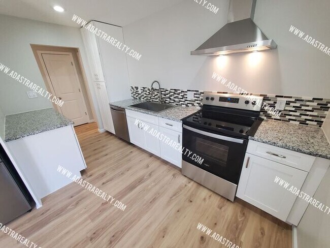 Building Photo - Absolutley Beautiful 4 Bedroom 2.5 Bath Ov...