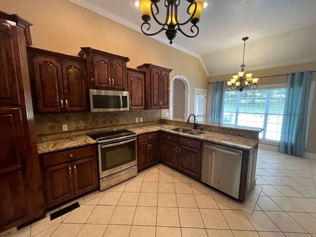 Building Photo - 607 Castle Dr