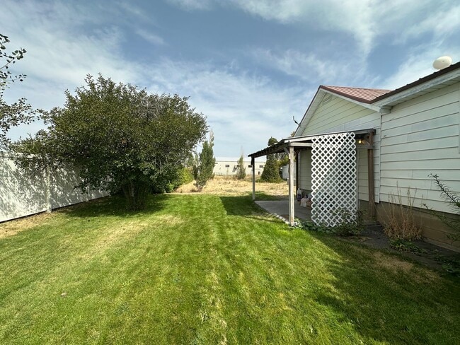 Building Photo - Super Cute 2 Bedroom, 1 Bathroom Country Home