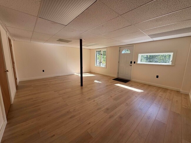 Building Photo - 473 Hapgood Pond Rd