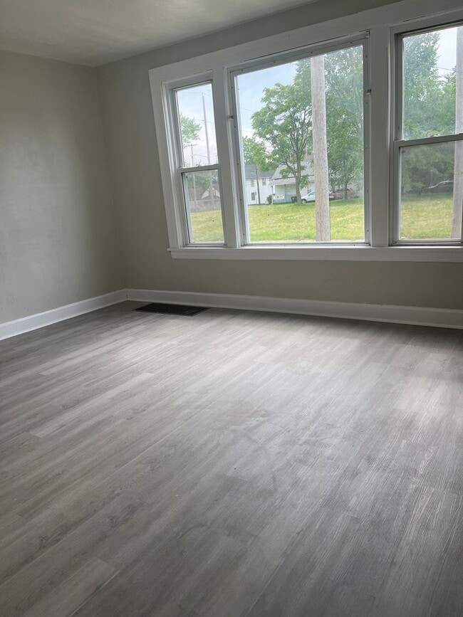 Building Photo - Section 8 Accepted! Spacious newly renovat...