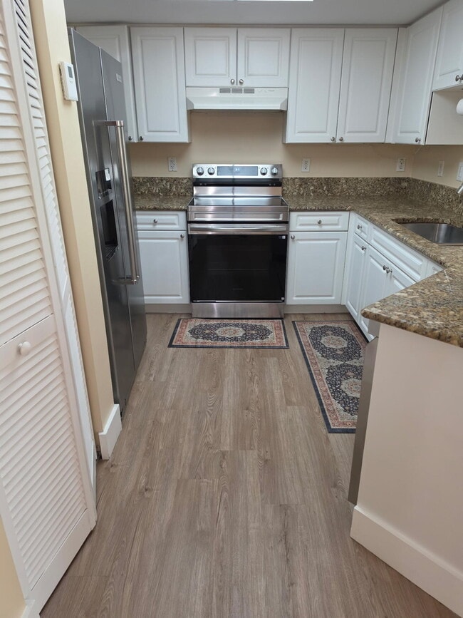 Building Photo - 700 Crestwood Ct S