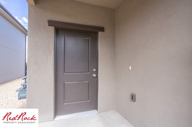 Building Photo - End Unit Fossil Hills Townhome with 3 Beds and 2.5 Baths