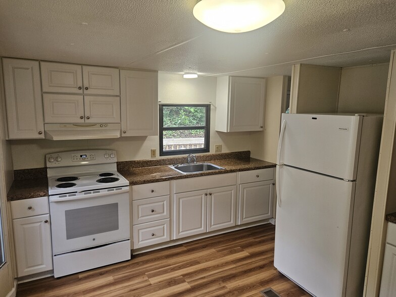 Building Photo - 108 Rolling Oaks Dr