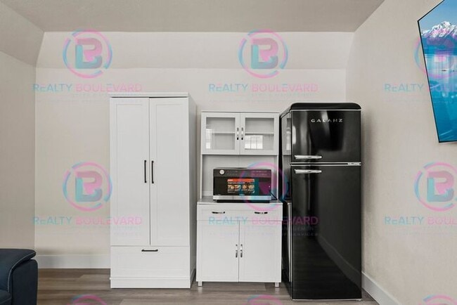 Building Photo - Studio apartment available now in the hear...