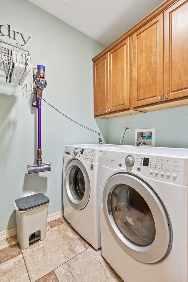 Building Photo - Prestine 4 bedroom home near the Golf Course