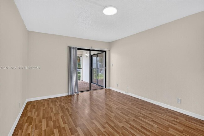 Building Photo - 220 Lakeview Dr