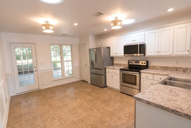 Building Photo - Charming 3-Bedroom, 2-Bath Home with Vaulted Ceilings and Open Floor Plan!