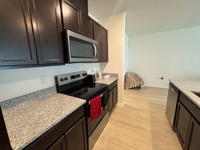 Building Photo - Brand New Townhouse