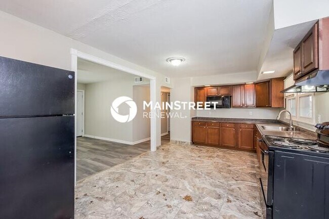 Building Photo - 3 Bedroom Pet-Friendly Home in LOUISVILLE, KY with Main Street Renewal