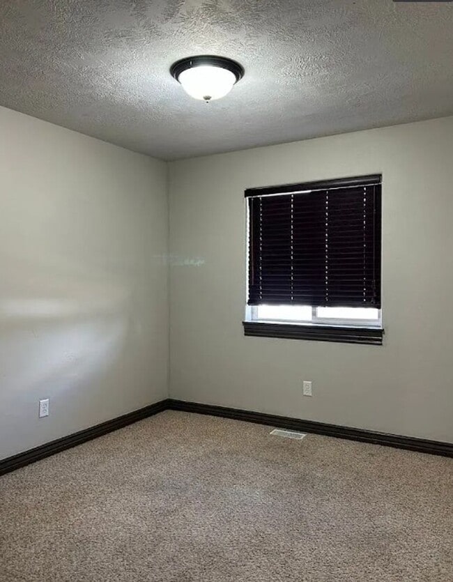 Building Photo - 3 bed 1.5 bath IMMACULATE END-UNIT Townhome in the Meadows