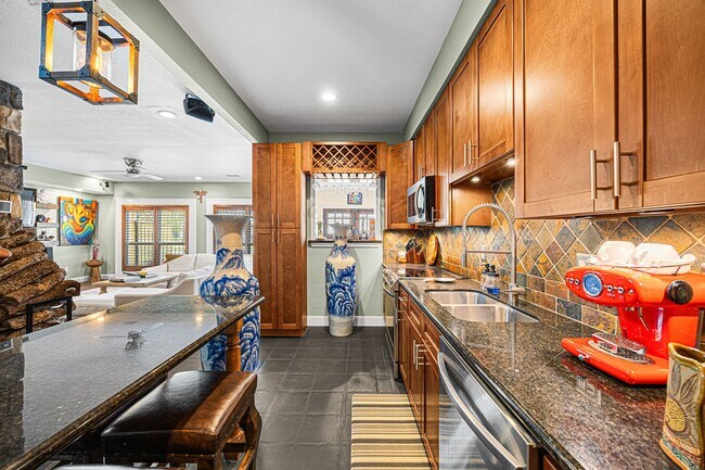 Building Photo - 202 E 7th St