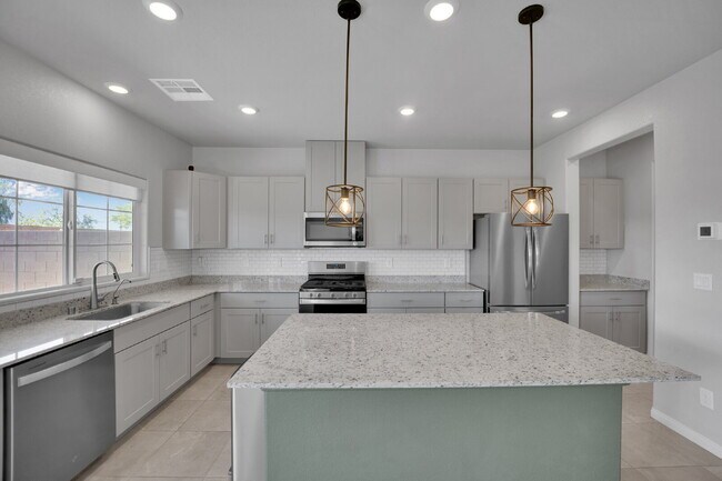 Building Photo - Gorgeous 5 Bedroom home!