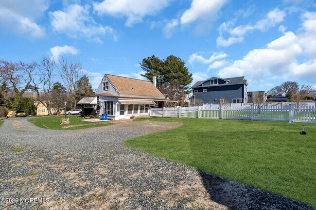 Building Photo - 633 Agnes Ave