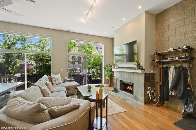 Building Photo - 902 N Elston Ave