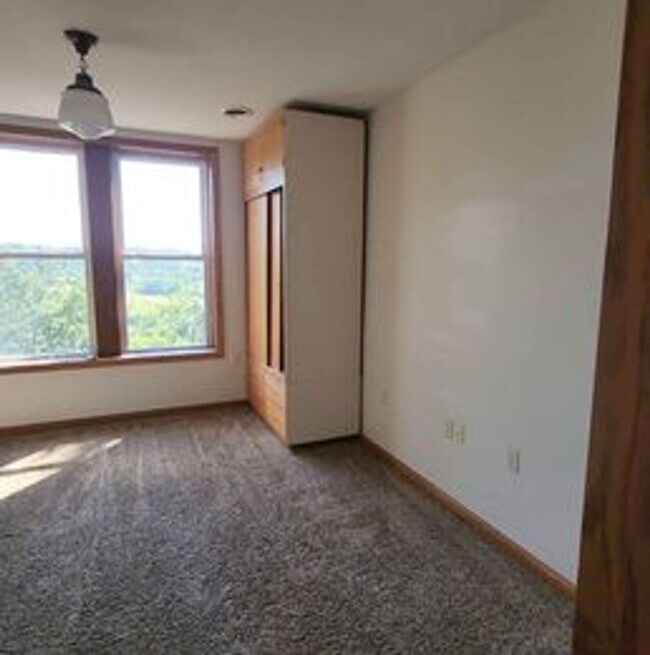 Building Photo - More Space than you can dream of! 5bed 2 b...