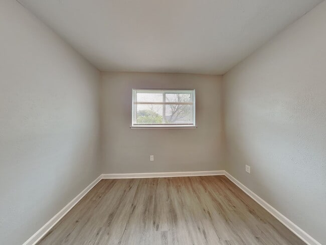 Building Photo - Move-In Ready 4BR Home in Arlington | Sunroom & Large Yard near DFW