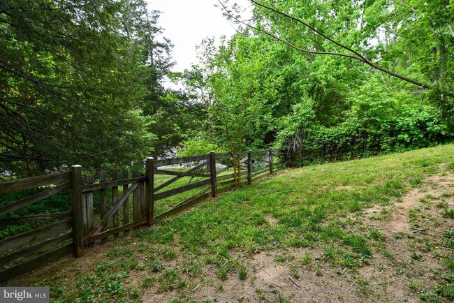 Building Photo - 2062 Farragut Dr