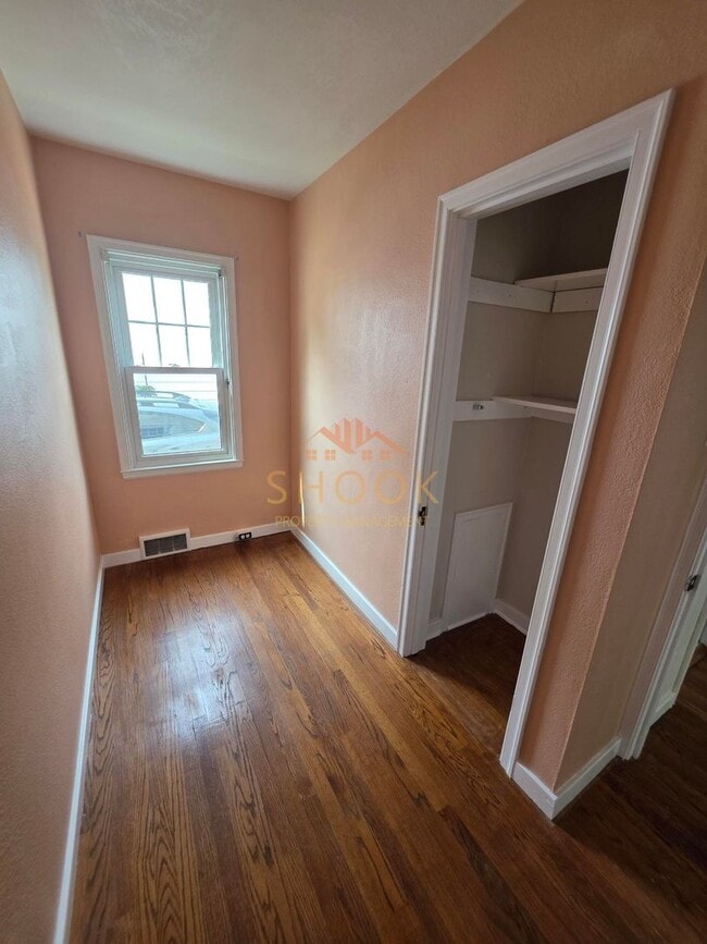 Building Photo - UNIQUE AND COZY 3 BR + BONUS ROOM HOME
