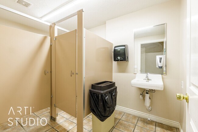Building Photo - Stunning 3-Bedroom Home with Private Backy...