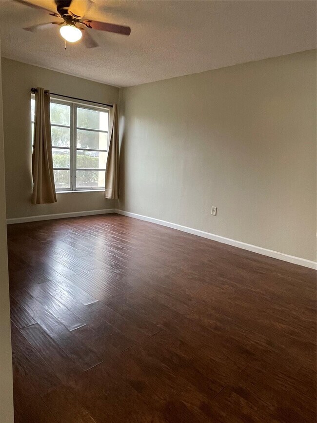 Building Photo - 4158 Inverrary Dr