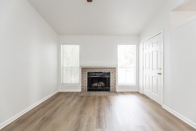 Building Photo - 3900 Woodchase Dr
