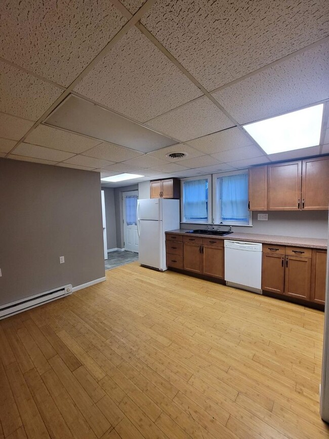 Building Photo - 3 bedroom 1.5 Bath Now Available - William...