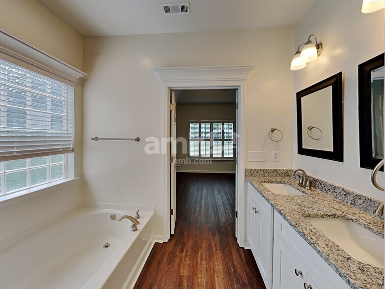 Building Photo - 139 Pin Oak Ct