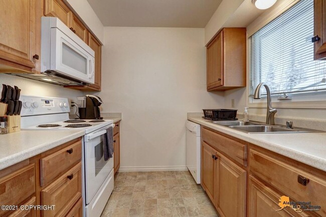 Building Photo - 3 Bedroom Unit w/ Garage in the U-MED Dist...