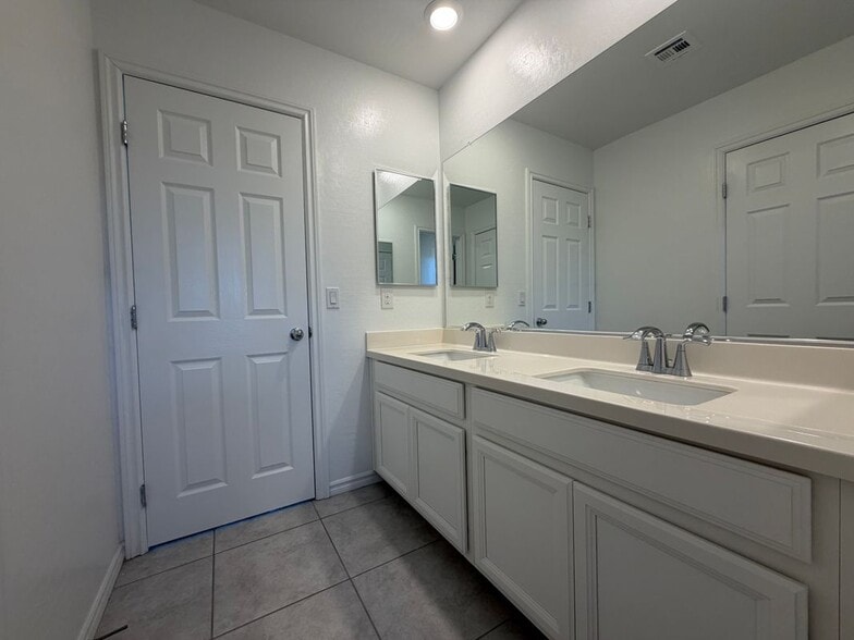 Building Photo - 3228 Azalea Ridge Ct
