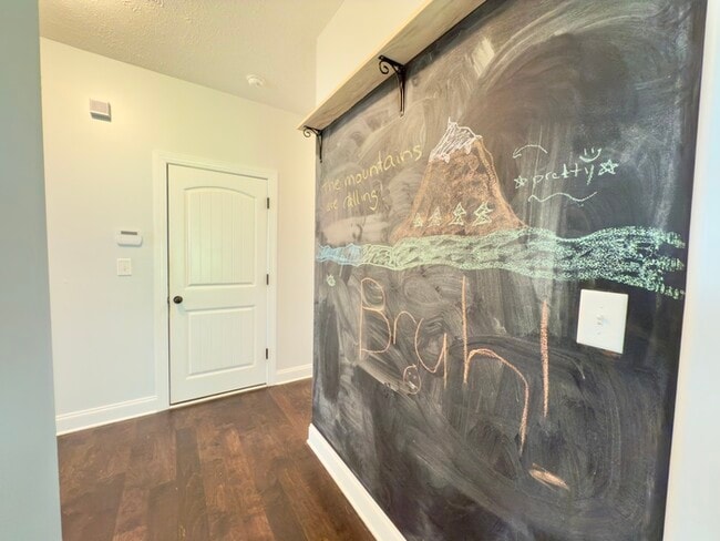 Building Photo - 532 Larkspur Dr