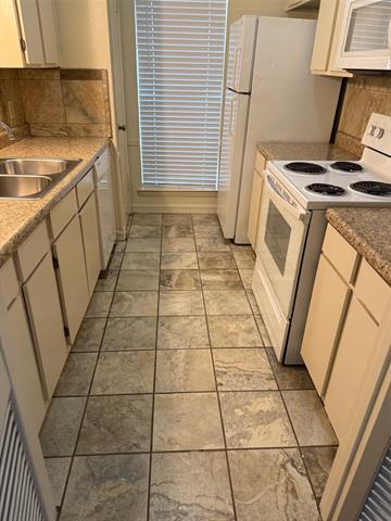 Building Photo - 10440 High Hollows Dr