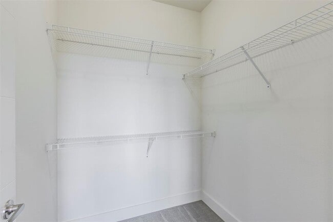 Building Photo - 604 N Bluff Dr