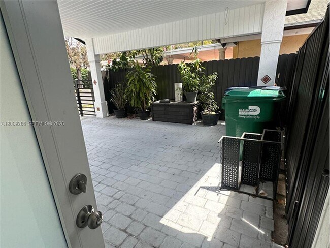 Building Photo - 403 SW 89th Pl