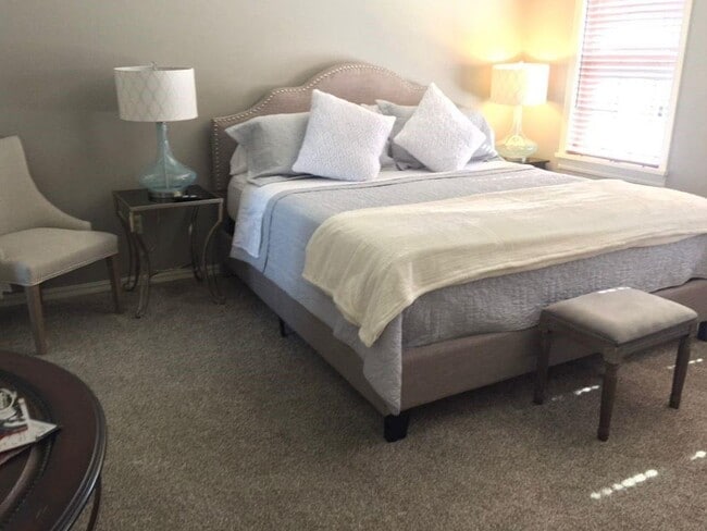 Building Photo - 1364 E Masonic Dr