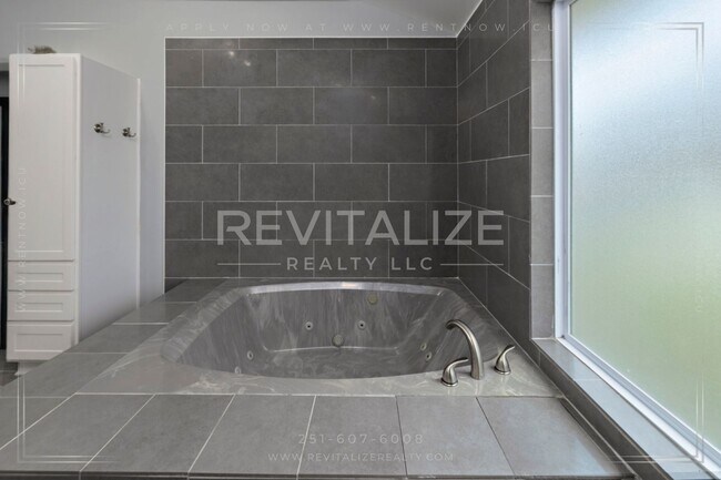 Building Photo - **COMING SOON** Stunning 2 Bedroom/2.5 Bat...