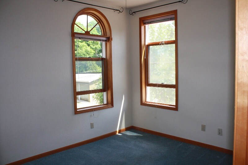 Building Photo - 118 E Ash St