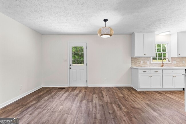 Building Photo - 223 Pinehaven Dr