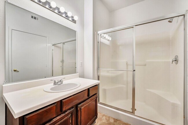 Building Photo - Spacious single-level, first-floor unit featuring 3 bedrooms and 2 bathrooms.