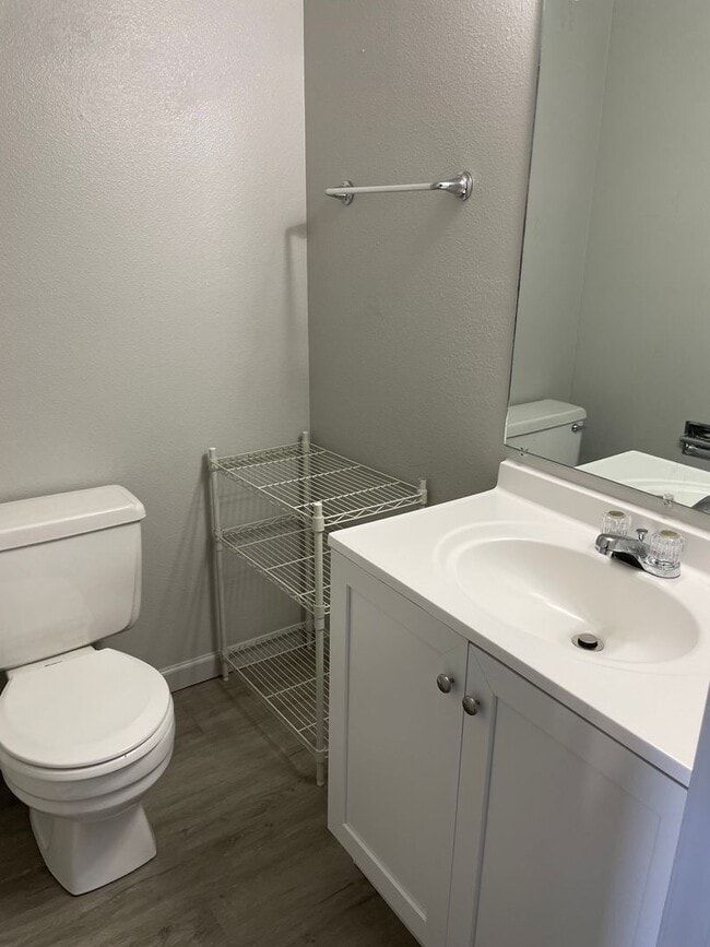 Building Photo - 2 bedroom, 1.5 bath 1,484 sqft