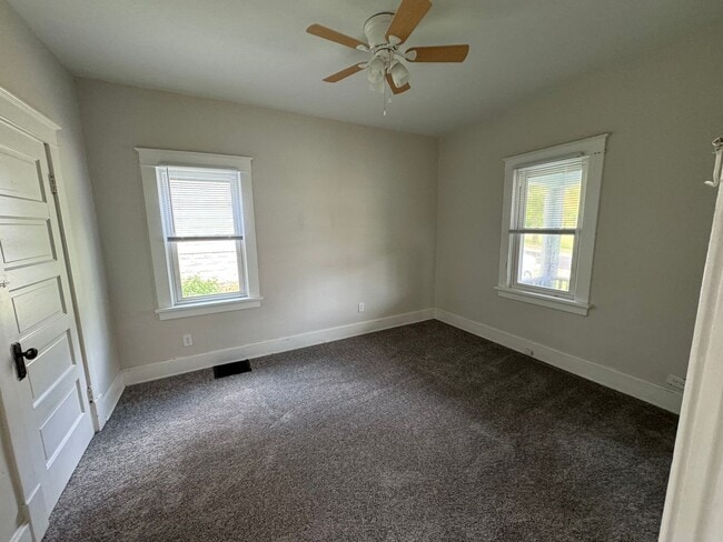 Building Photo - MADISONVILLE - Adorable 2 bed 2 bath cape ...