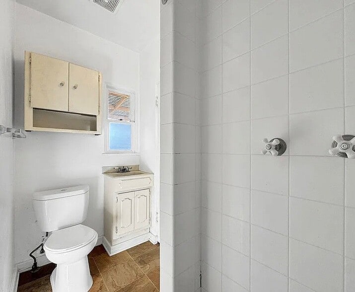Building Photo - 844 25th St