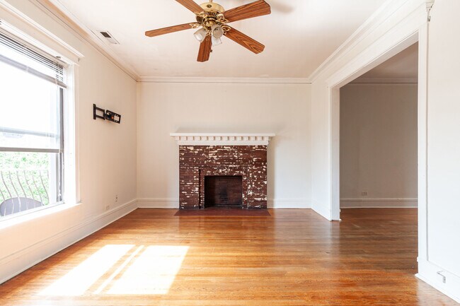 Building Photo - 902 W Belle Plaine Ave