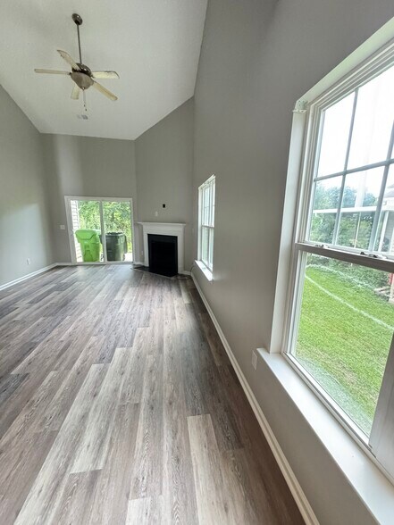 Living Room/Dining - 637 Clover View Rd