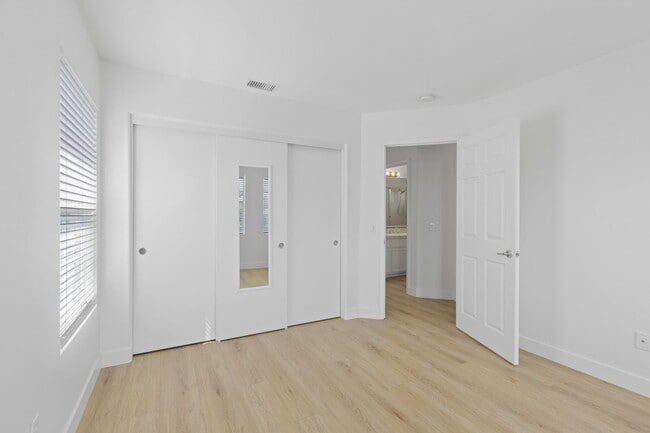 Building Photo - Gorgeous 3BD 2-Story Home in the Sorrento Community in Porter Ranch!