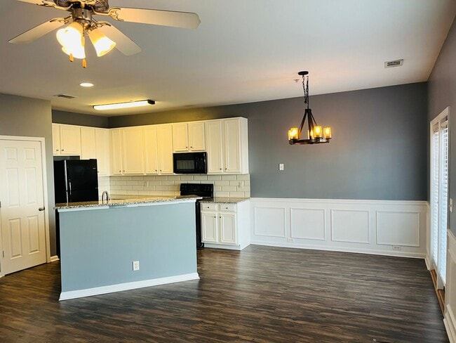 Building Photo - Sought after community, swimming/playground, courtyard, 1 car garage, 2 bed/2.5 bath, granite  co...