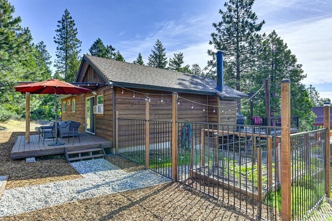 Building Photo - 2 Bedroom Home Tucked away in the Sierras